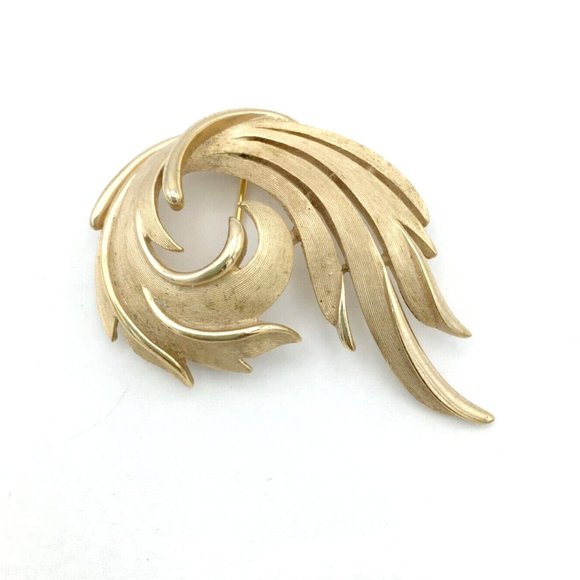 CROWN TRIFARI feather swirl brooch - vtg 1960s brushed & shiny gold-plated pin - Picture 2 of 10
